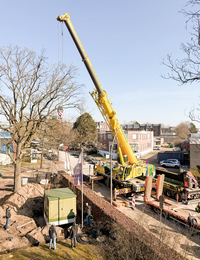 Hamburg regelt das Batteriespeicher Anlieferung der Trafostation mit einem Kran