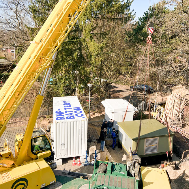 Anlieferung zweite Trafostation mit einem Kran für das Projekt Hamburg regelt das
