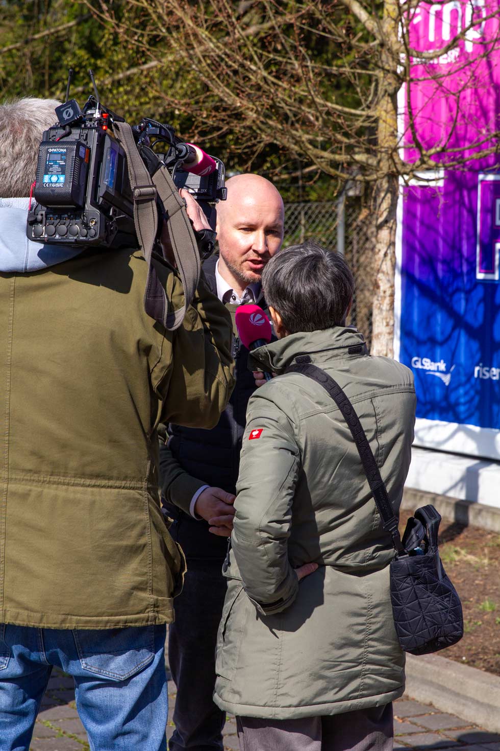 Rene Prasse im Interview mit einem Fernsehteam bei der Eröffnung vom Batteriespeicher in Hamburg